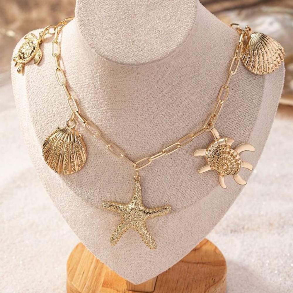 NWT Gorgeous Gold Sea Life Necklace with Shell Starfish, Seashell & Turtle Charm - Picture 3 of 6